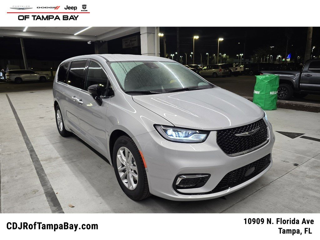 2026 Chrysler Pacifica Select's photo