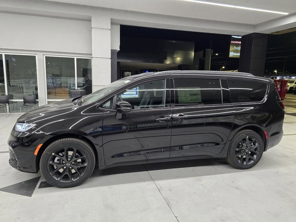 New 2026 Chrysler Pacifica LIMITED AWD Passenger Van