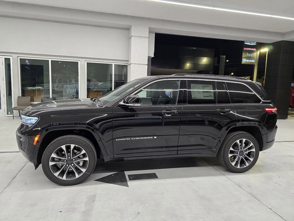 2025 Jeep Grand Cherokee Overland photo 2