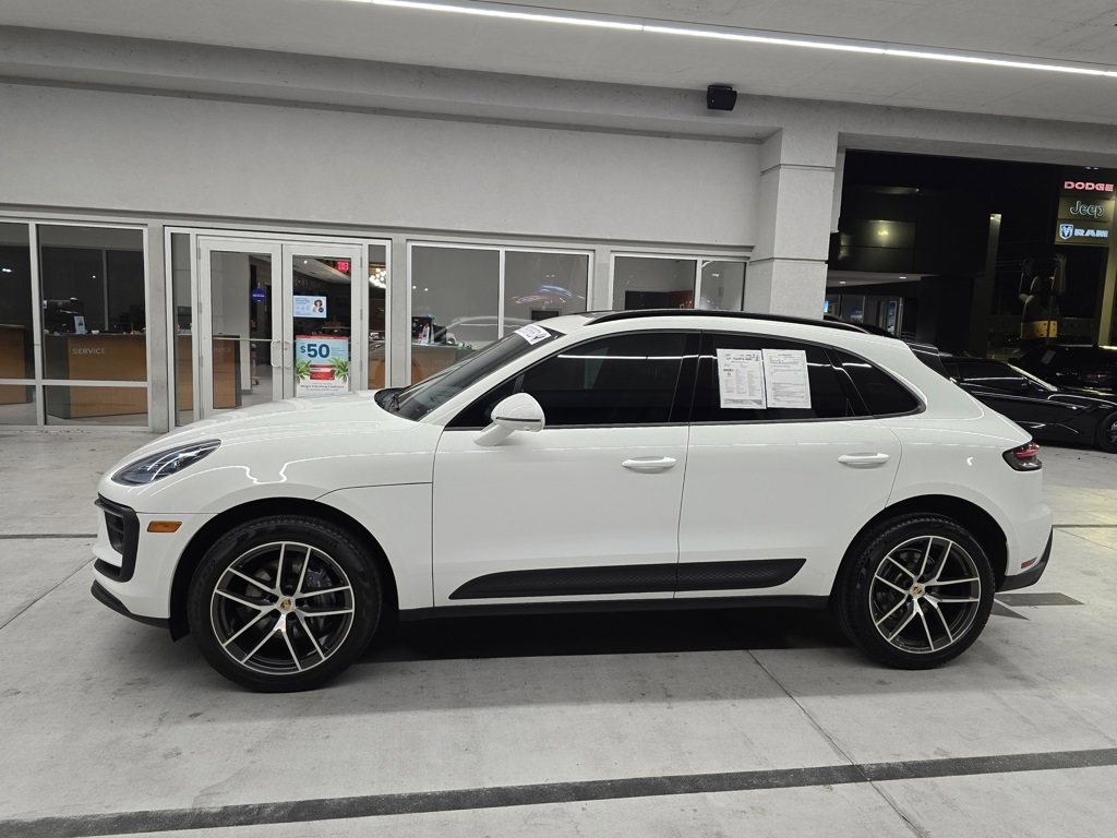2023 Porsche Macan T photo 3