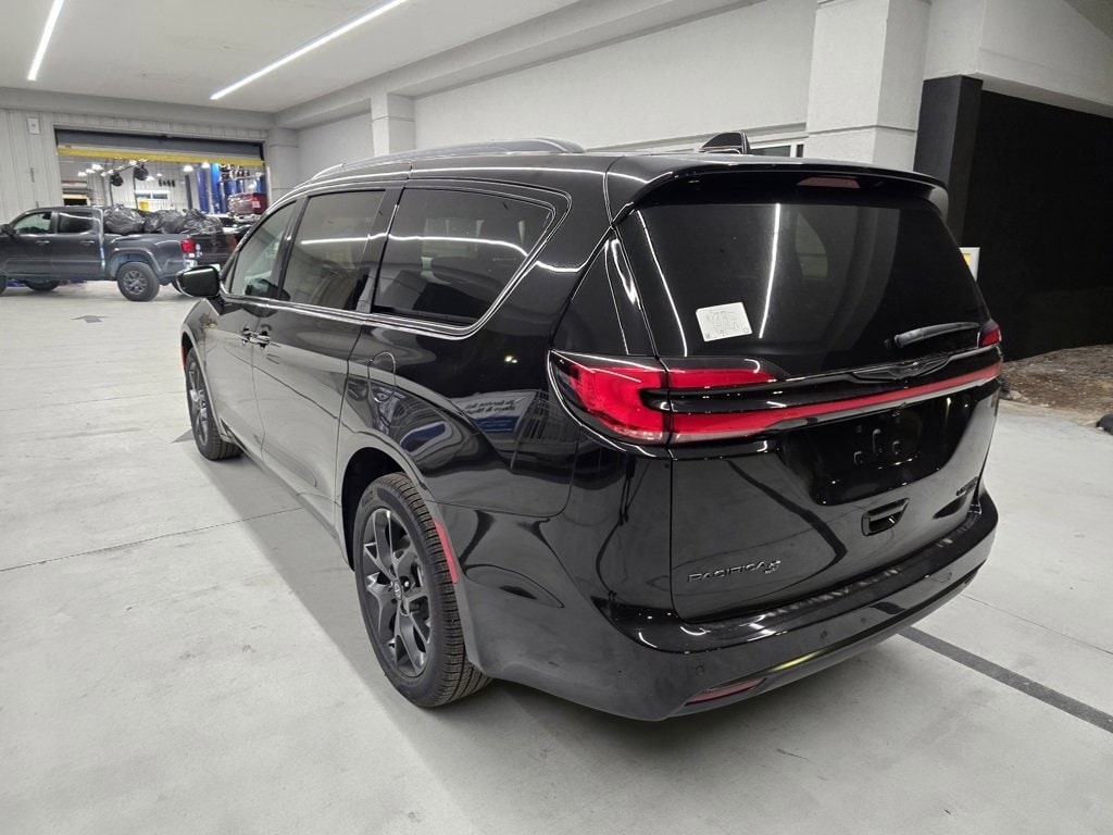 New 2026 Chrysler Pacifica LIMITED AWD Passenger Van