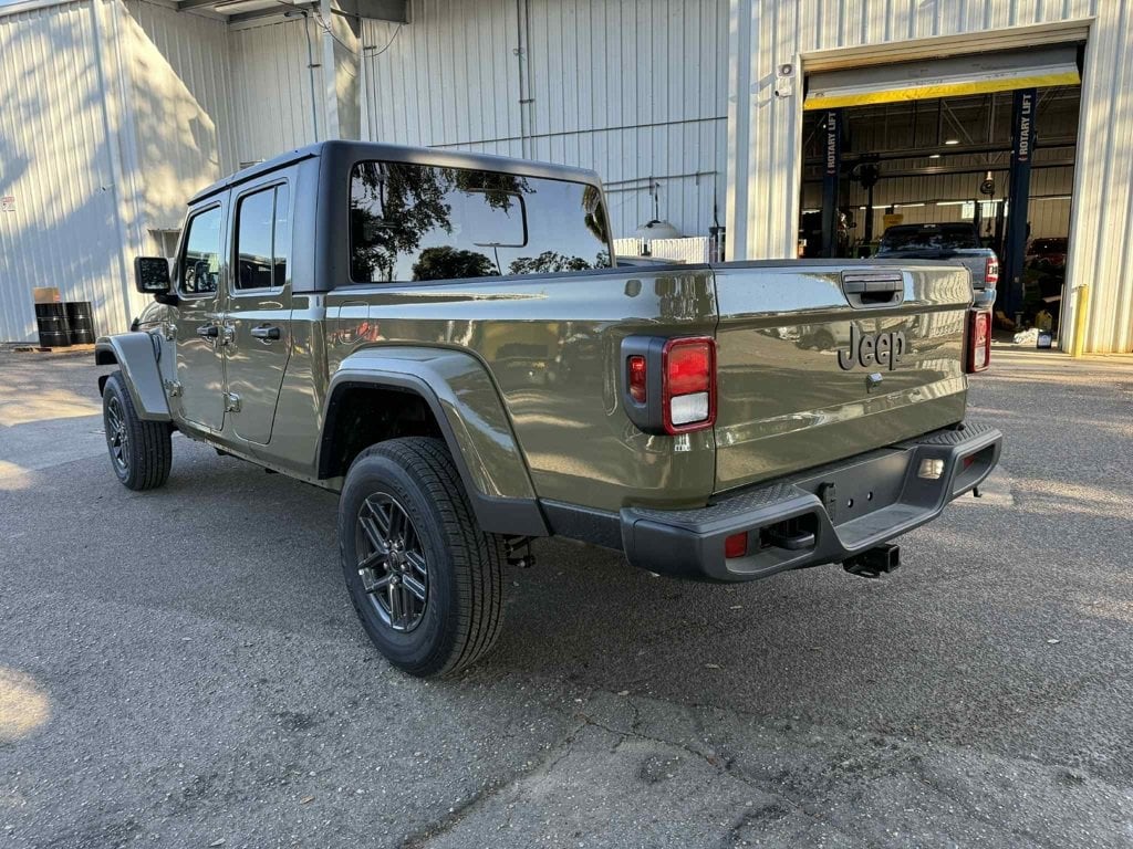 New 2025 Jeep Gladiator SPORT S 4X4 Pickup