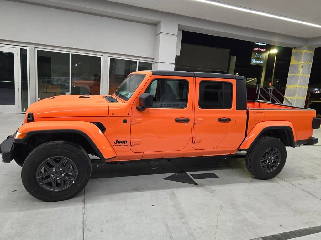 New 2025 Jeep Gladiator SPORT S 4X4 Pickup