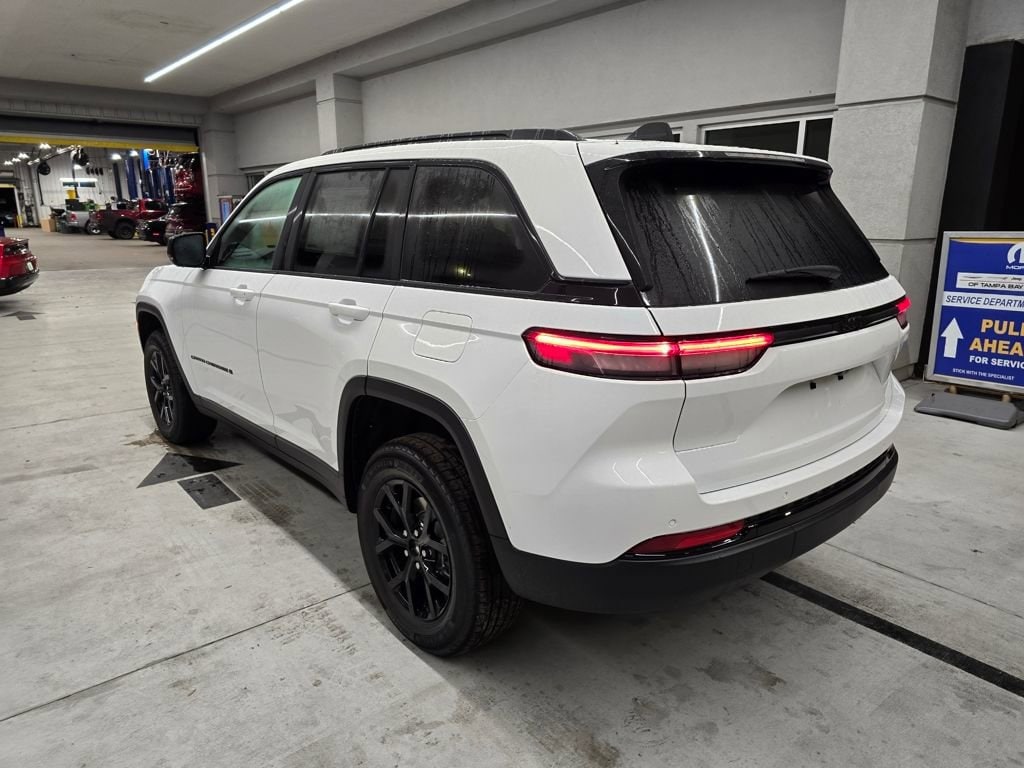New 2025 Jeep Grand Cherokee ALTITUDE 4X2 Sport Utility
