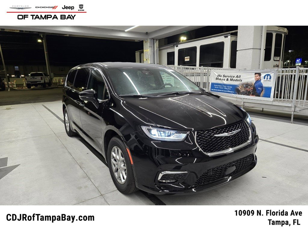 2026 Chrysler Pacifica Select's photo