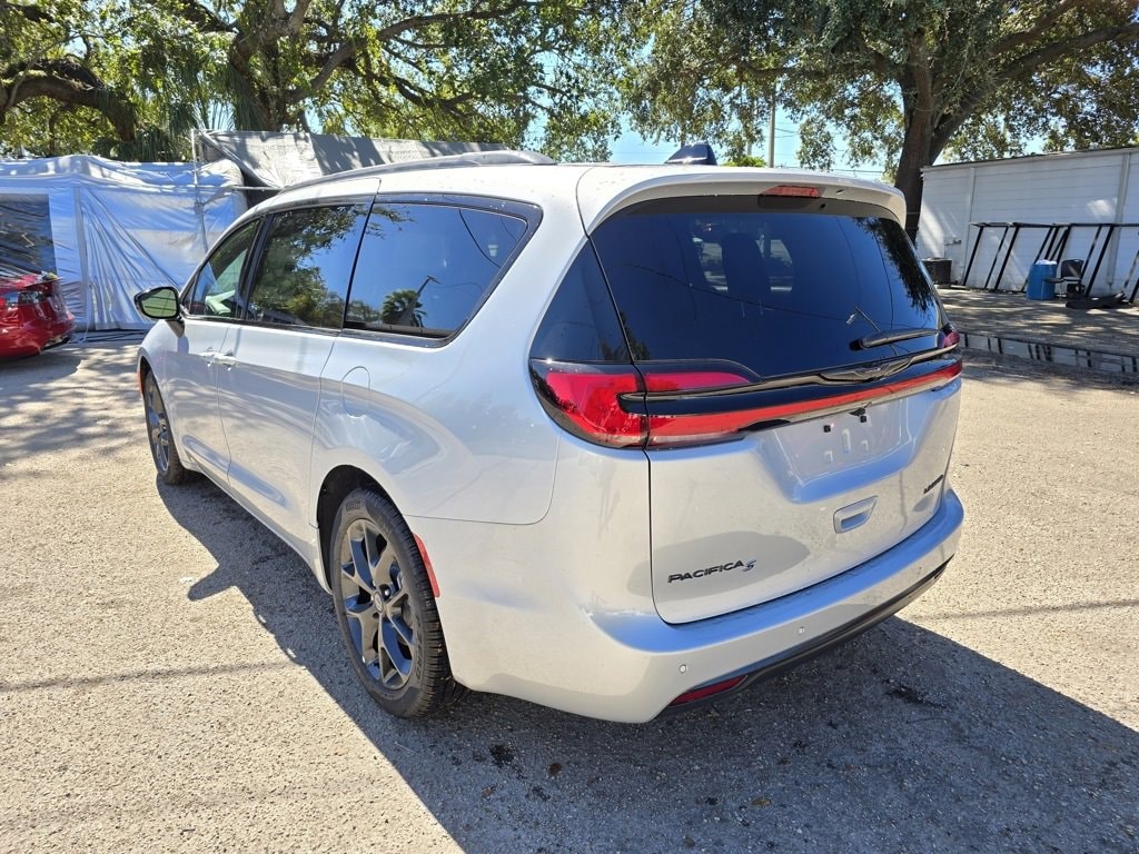 New 2026 Chrysler Pacifica LIMITED Passenger Van