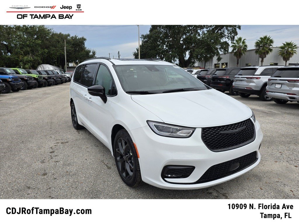 2026 Chrysler Pacifica Limited's photo