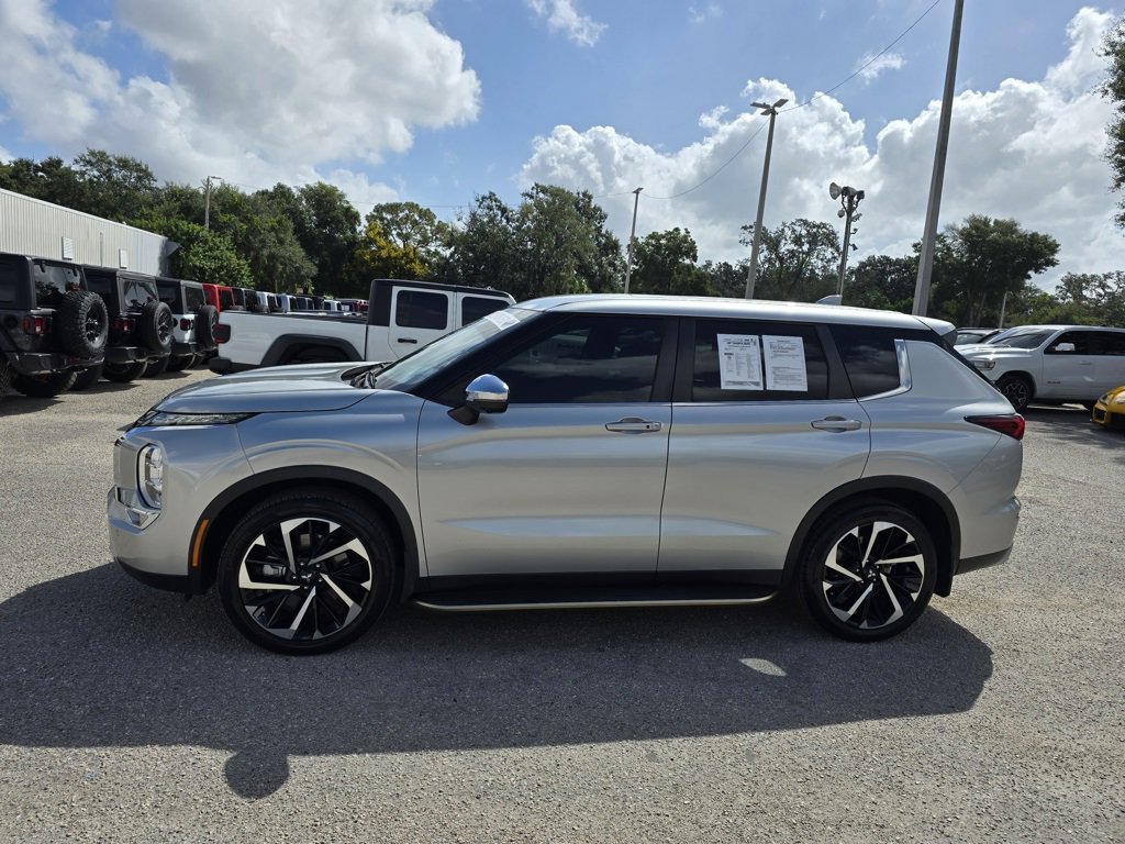2022 Mitsubishi Outlander SE photo 2