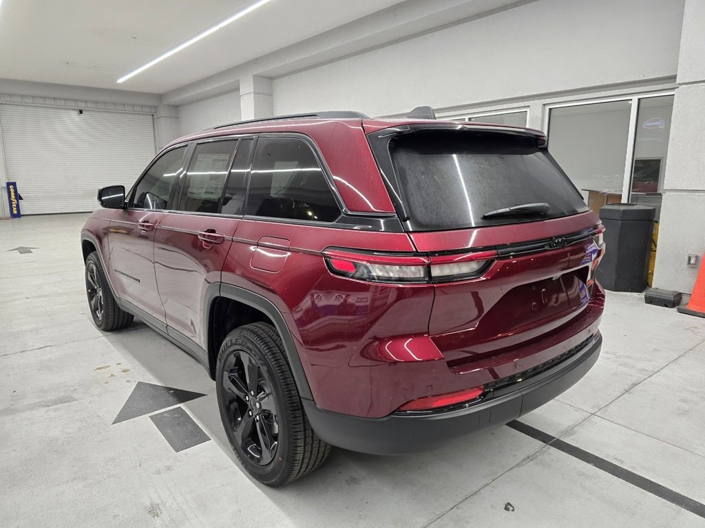 2025 Jeep Grand Cherokee Altitude photo 4