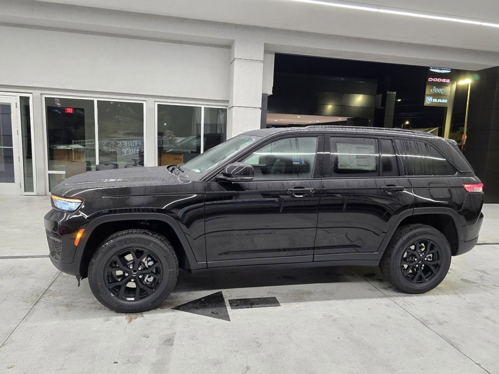 New 2025 Jeep Grand Cherokee ALTITUDE 4X2 Sport Utility