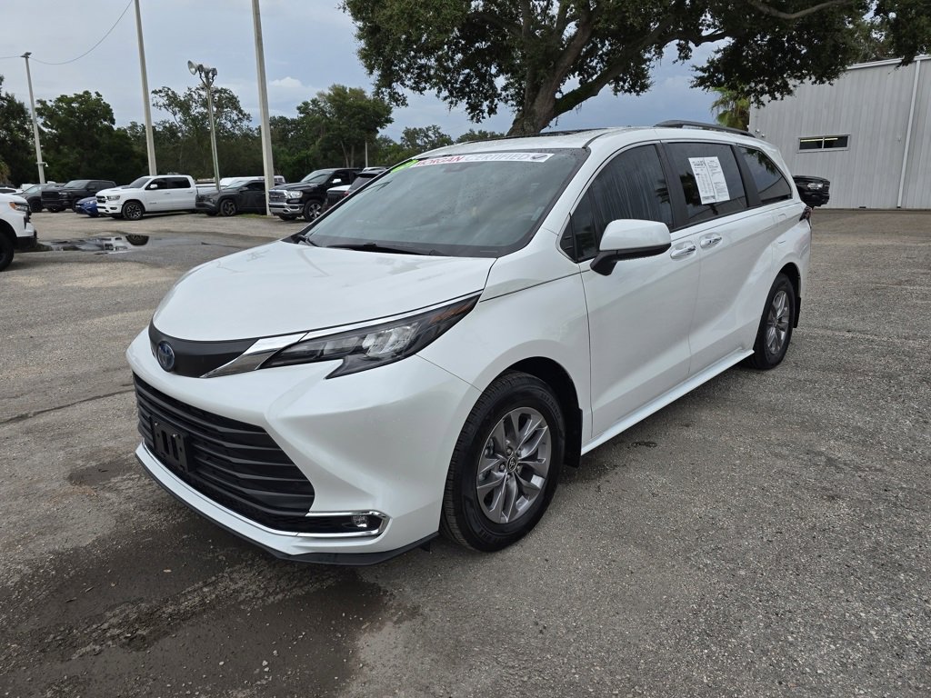 2024 Toyota Sienna XLE photo 2