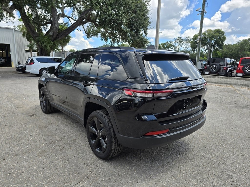 2025 Jeep Grand Cherokee Laredo Altitude photo 3