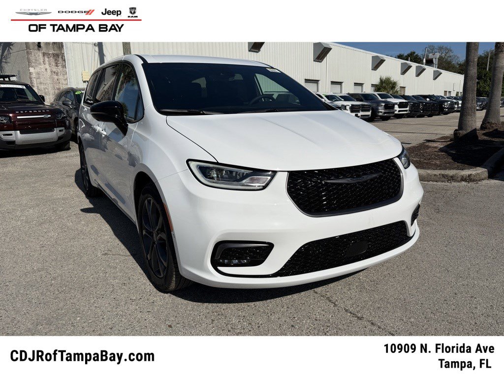 2026 Chrysler Pacifica Select's photo