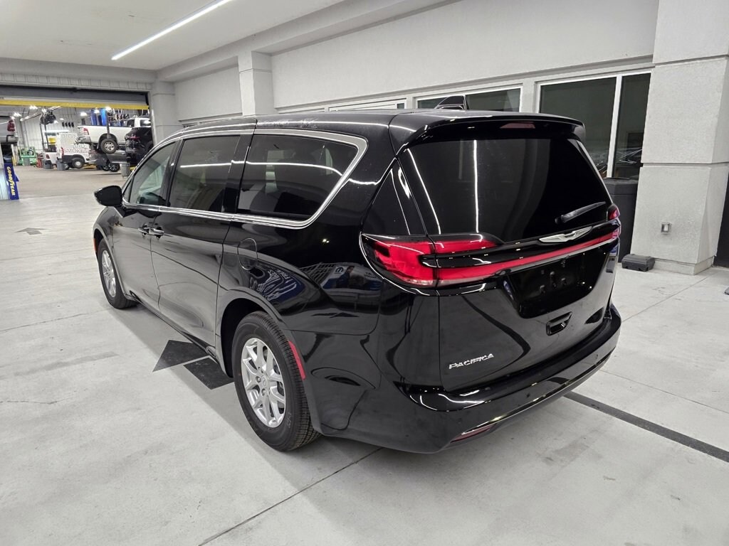 New 2026 Chrysler Pacifica SELECT Passenger Van