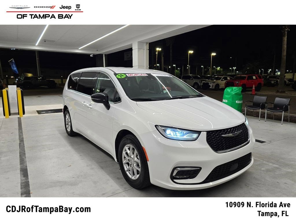 2024 Chrysler Pacifica Touring L's photo