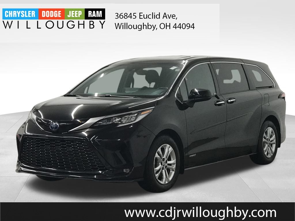 2021 Toyota Sienna XSE's photo