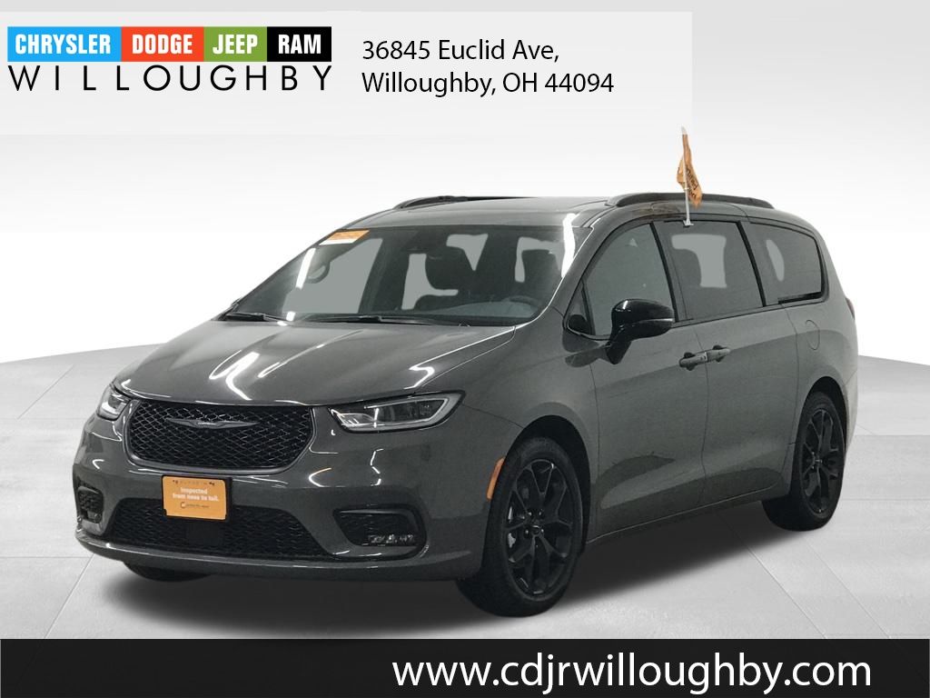 2025 Chrysler Pacifica Limited's photo