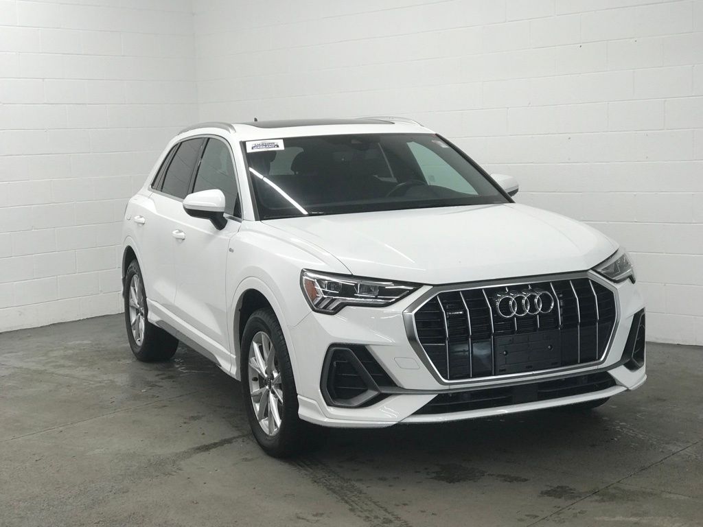 2024 Audi Q3 45 TFSI S line Premium photo 3