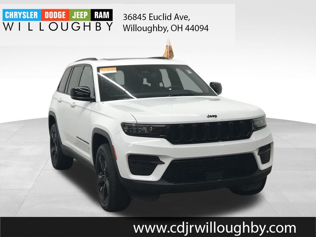 2023 Jeep Grand Cherokee Laredo photo 3