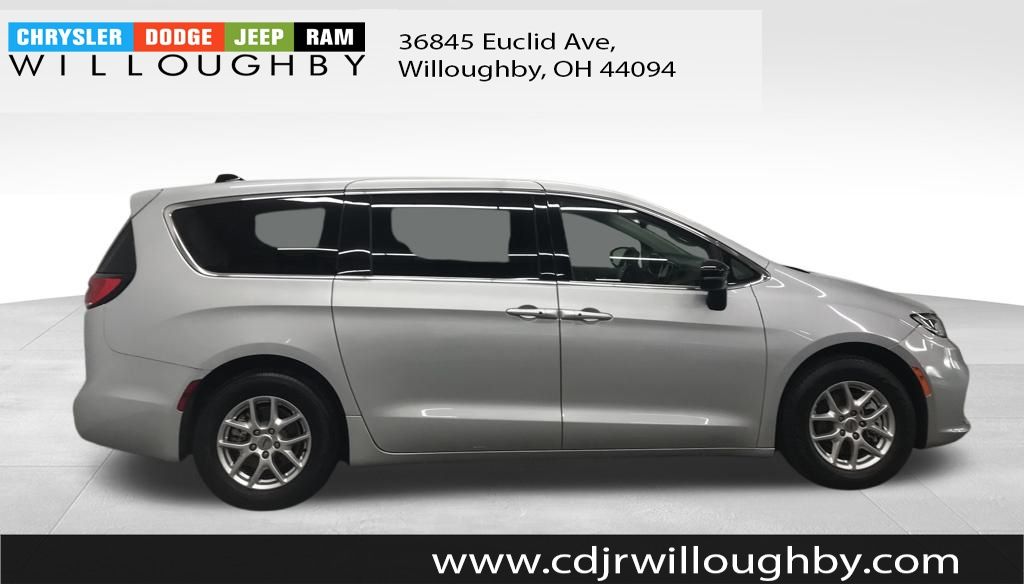 2024 Chrysler Pacifica Touring L photo 4