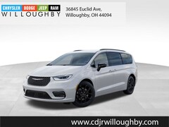 2026 Chrysler Pacifica SELECT AWD Passenger Van