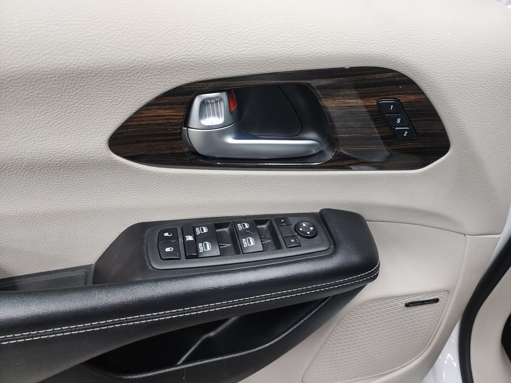 2022 Chrysler Pacifica Limited - Photo 10