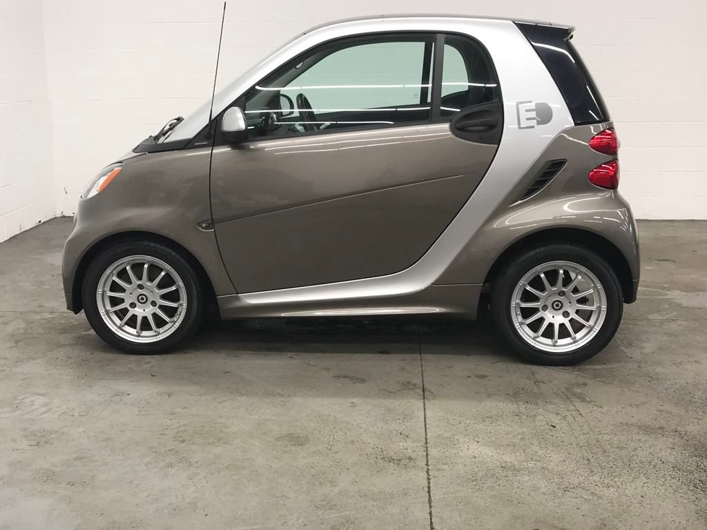 Used 2013 smart fortwo Electric Drive with VIN WMEEJ9AA8DK713125 for sale in Willoughby, OH