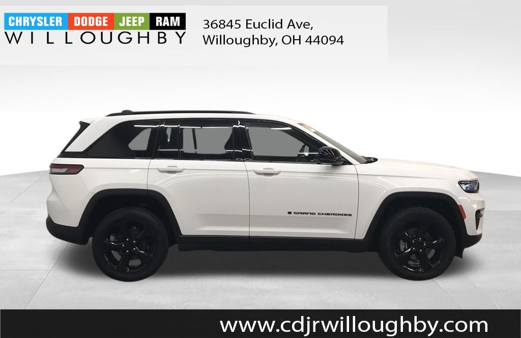 2023 Jeep Grand Cherokee Laredo photo 4