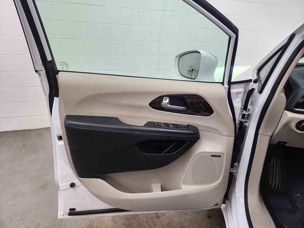 2022 Chrysler Pacifica Limited - Photo 9