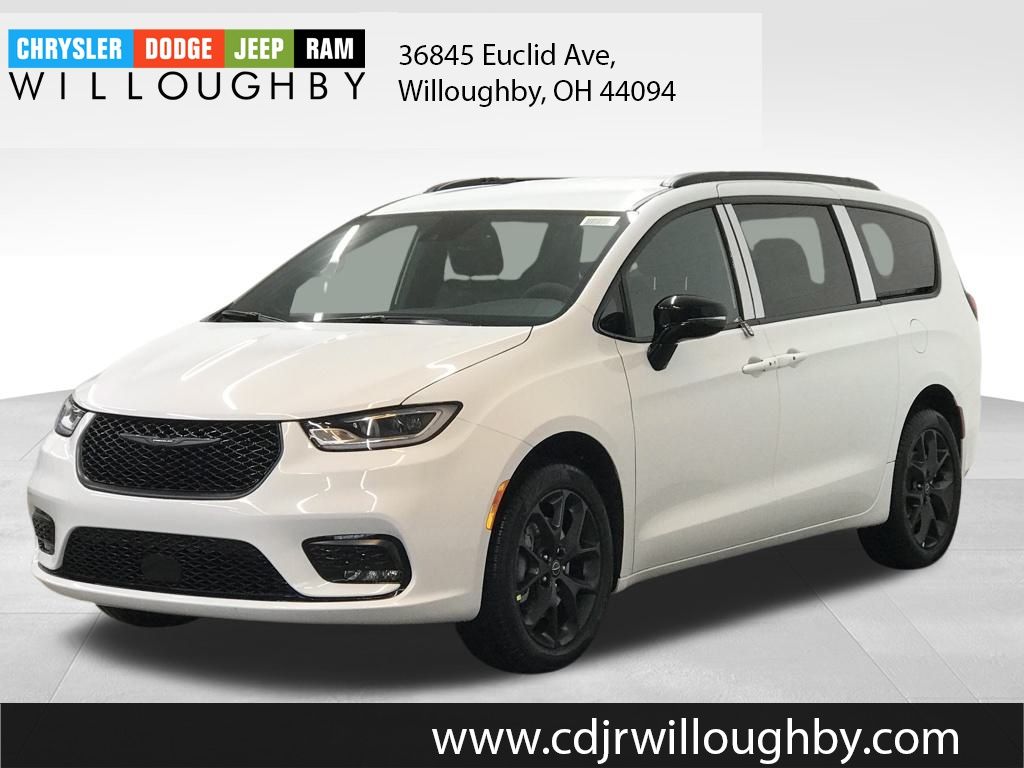 2026 Chrysler Pacifica Select's photo