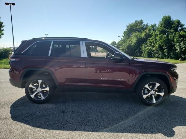 2024 Jeep Grand Cherokee Limited photo 4