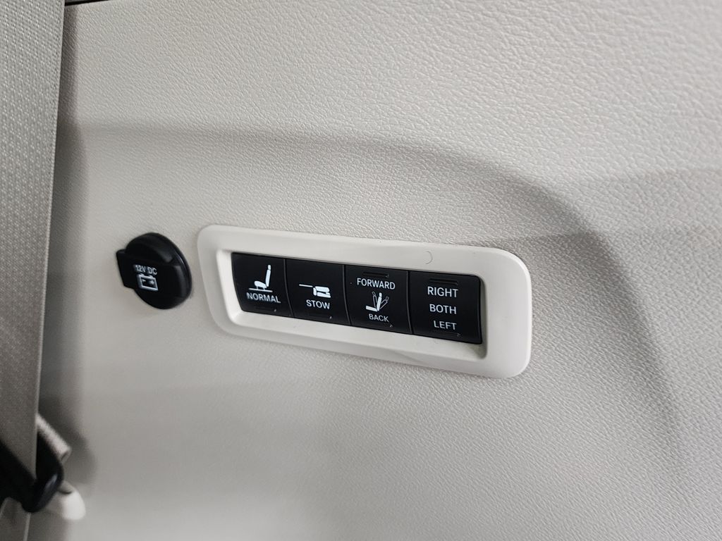 2022 Chrysler Pacifica Limited - Photo 32