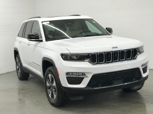 2025 Jeep Cherokee 4xe Base photo 3