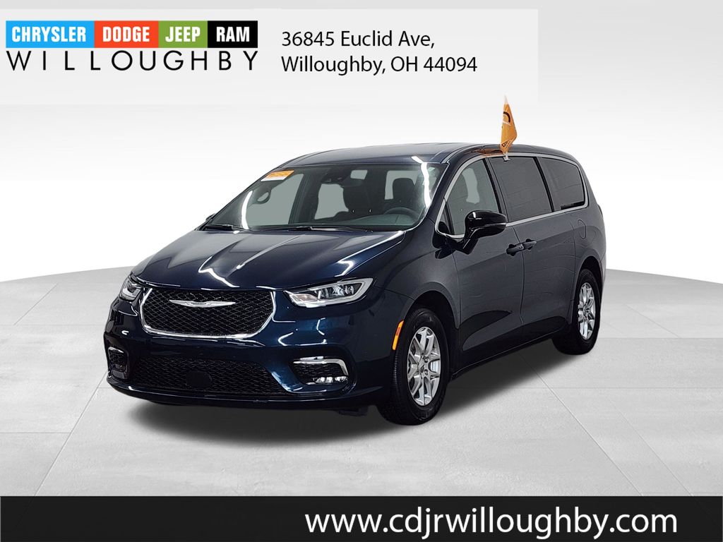 2025 Chrysler Pacifica Select's photo