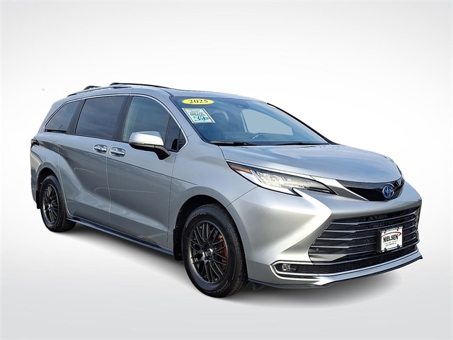 2025 Toyota Sienna Limited's photo