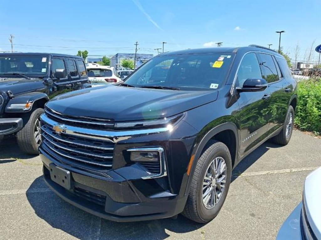 Used 2025 Chevrolet Traverse LT SUV