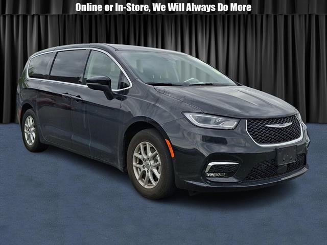 2023 Chrysler Pacifica Touring L's photo