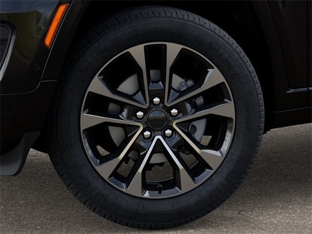 2025 Jeep Grand Cherokee Overland photo 3