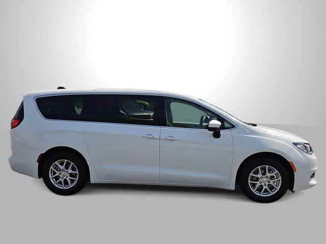 Thumbnail: 2023 Chrysler Voyager - 9