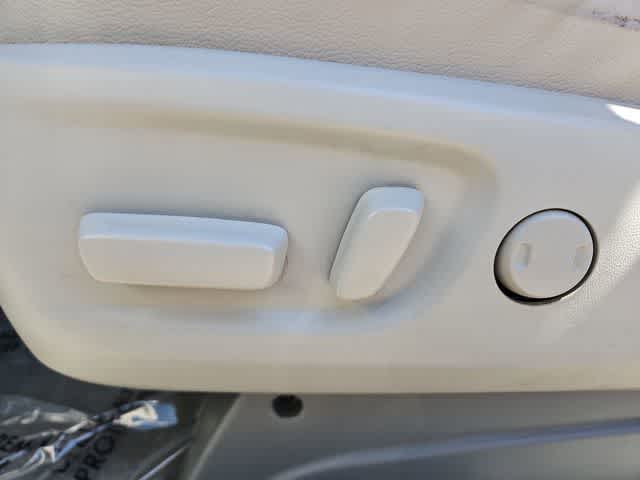 Thumbnail: 2012 Toyota Sienna - 18