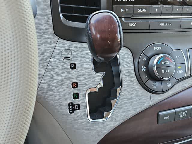 Thumbnail: 2012 Toyota Sienna - 32