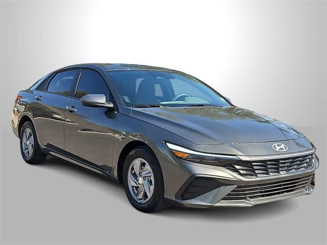 2025 Hyundai Elantra SE photo 2