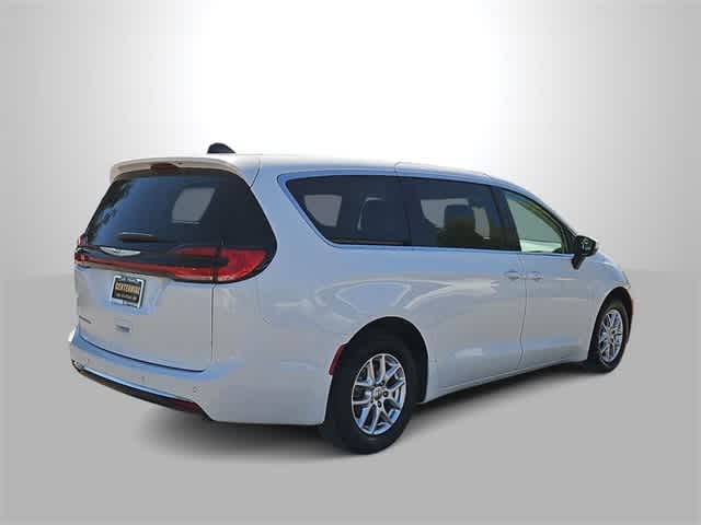 Thumbnail: 2023 Chrysler Pacifica - 8