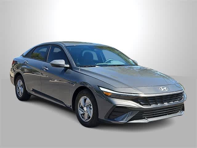 2025 Hyundai Elantra SE photo 2