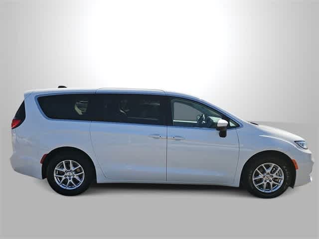 Thumbnail: 2023 Chrysler Pacifica - 9