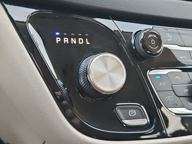 Thumbnail: 2023 Chrysler Voyager - 30