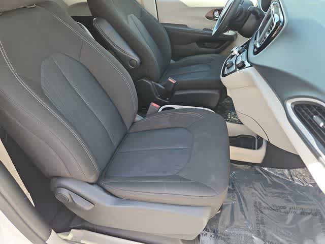 Thumbnail: 2023 Chrysler Voyager - 21