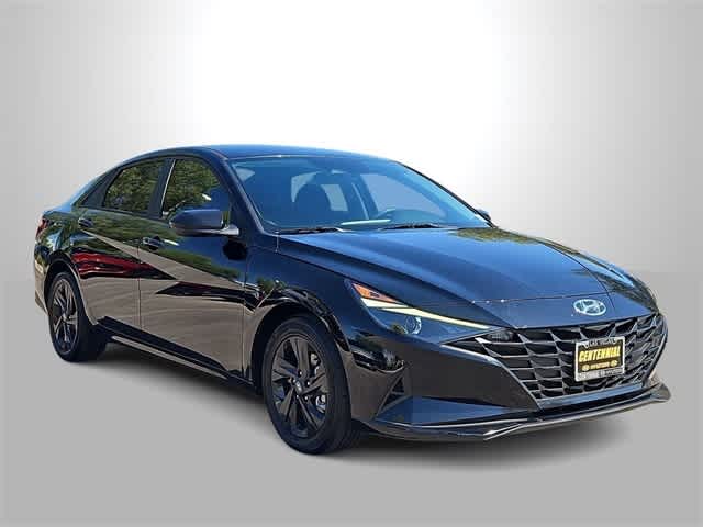2023 Hyundai Elantra SEL photo 2