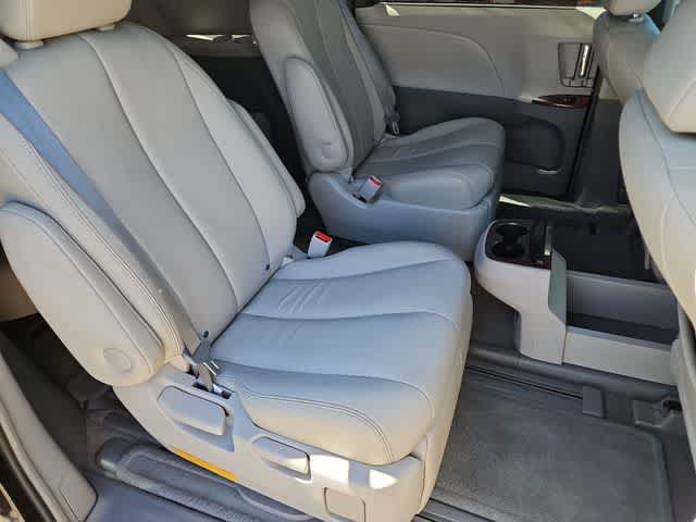 Thumbnail: 2012 Toyota Sienna - 22