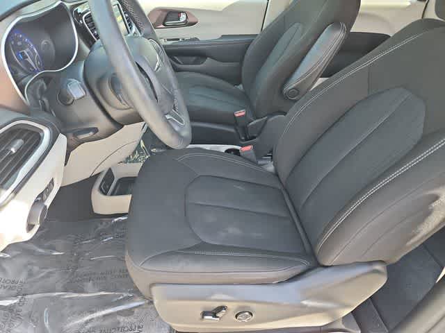 Thumbnail: 2023 Chrysler Voyager - 16